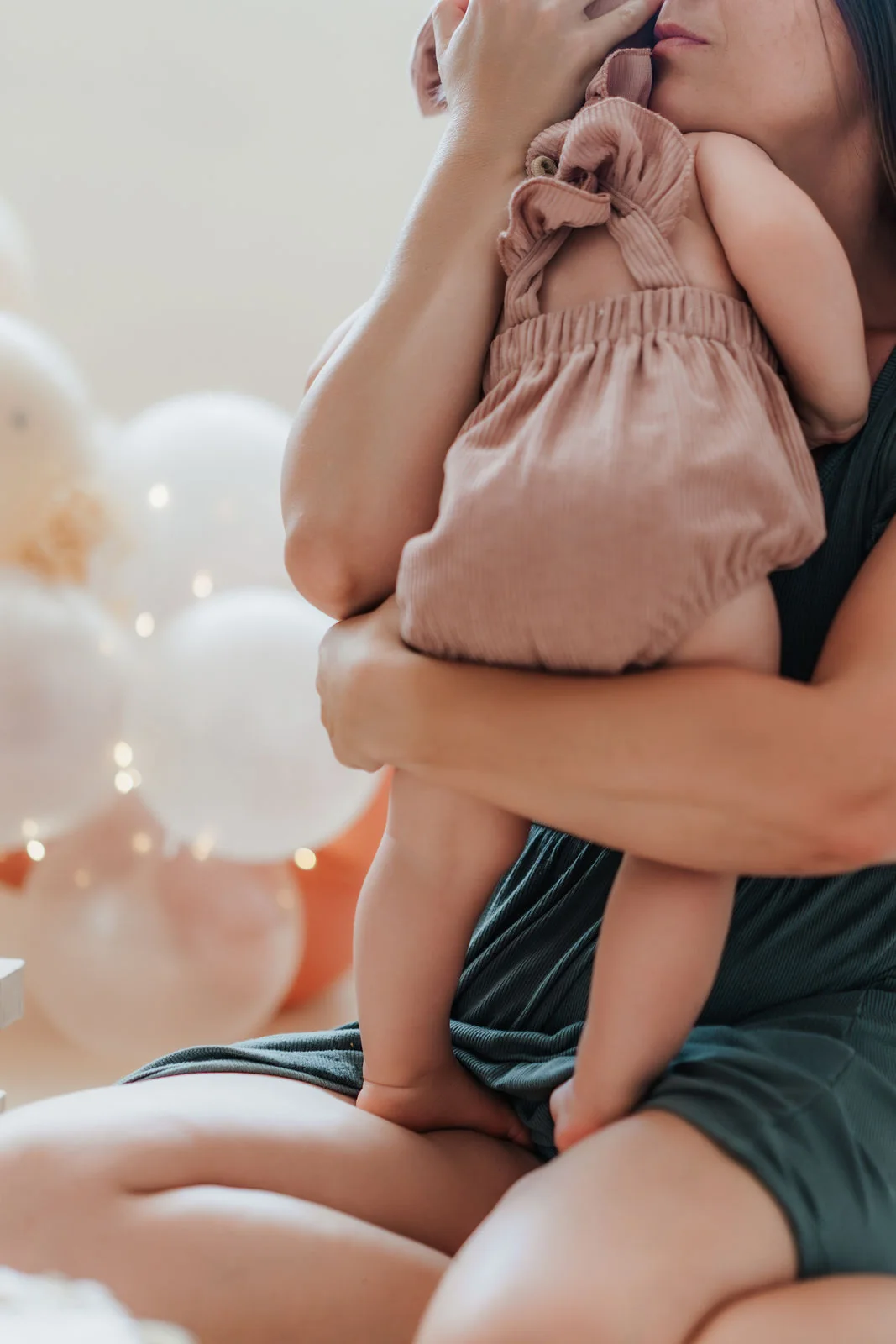 Das Geburtstagskind kuschelt sich an seine Mama.