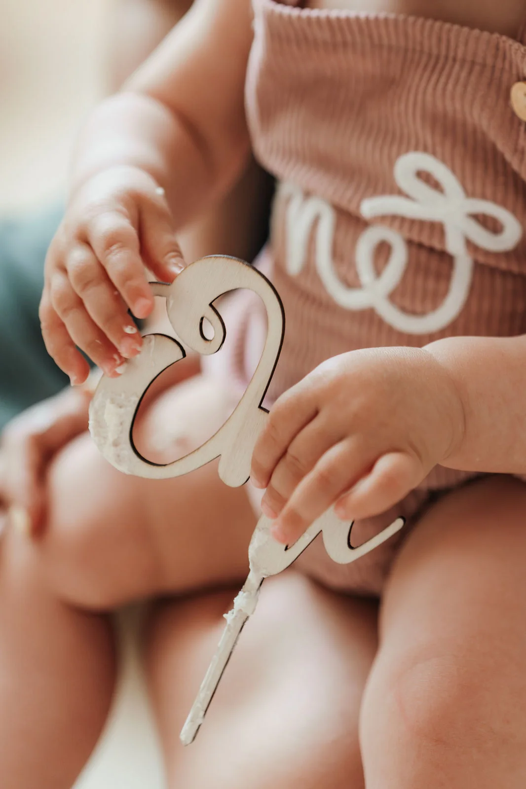 Kleine Kinderhände entdecken die Geburtstagsdekoration.