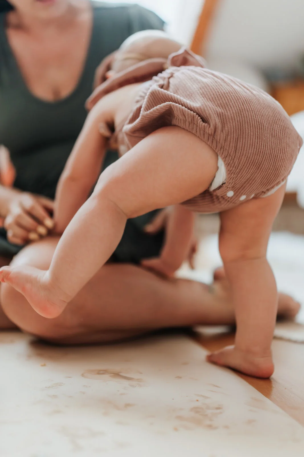 Das Geburtstagskind wird von seiner Mama aufgefangen.