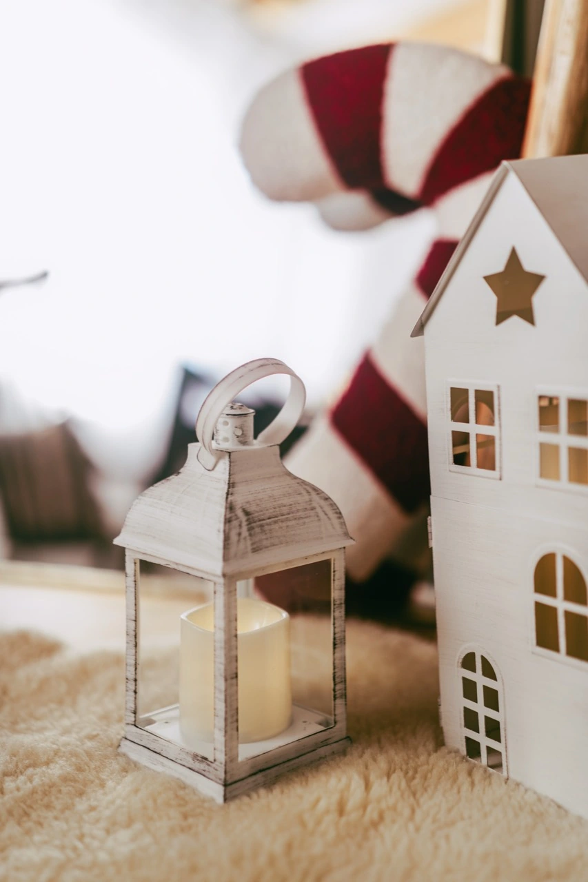 Weiße Laterne und Lichthaus in der Weihnachtskulisse